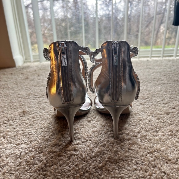 Badgley Mischka NWOT Jewel Collection Silver Heels With Crystal Ankle Straps 8.5 - Picture 4 of 7